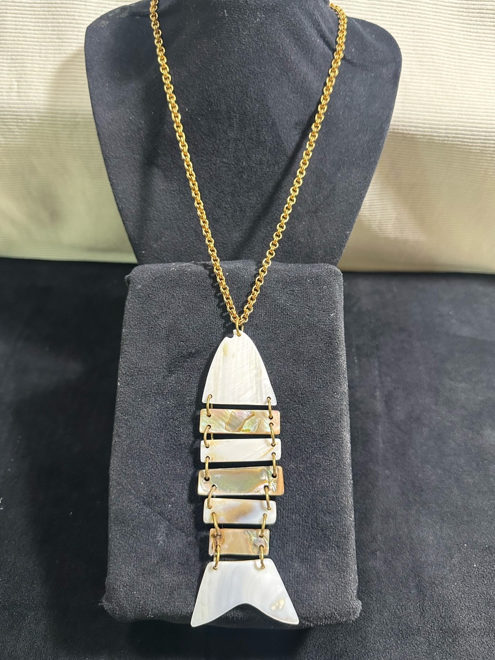 Vtg; Mother of Pearl & Abalone Articulated Fish Pendant Necklace
